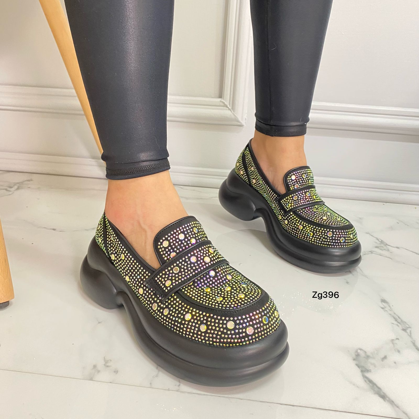 Mocasine negro apliques brillantes tornasol plataforma