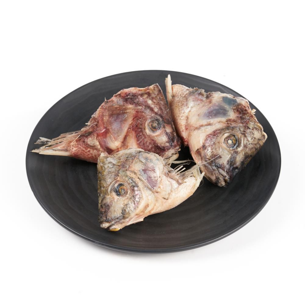 Cabezas de tilapia o mojarra negra frescas