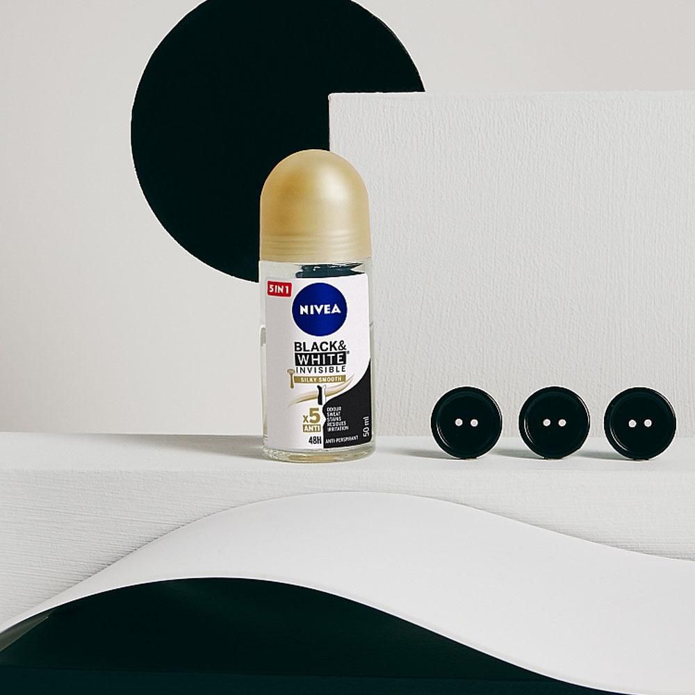 Desodorante NIVEA black & white mujer roll on  (50  ml) img #5