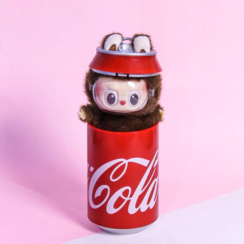 exito.com | Labubu Coca Cola Lata Grande