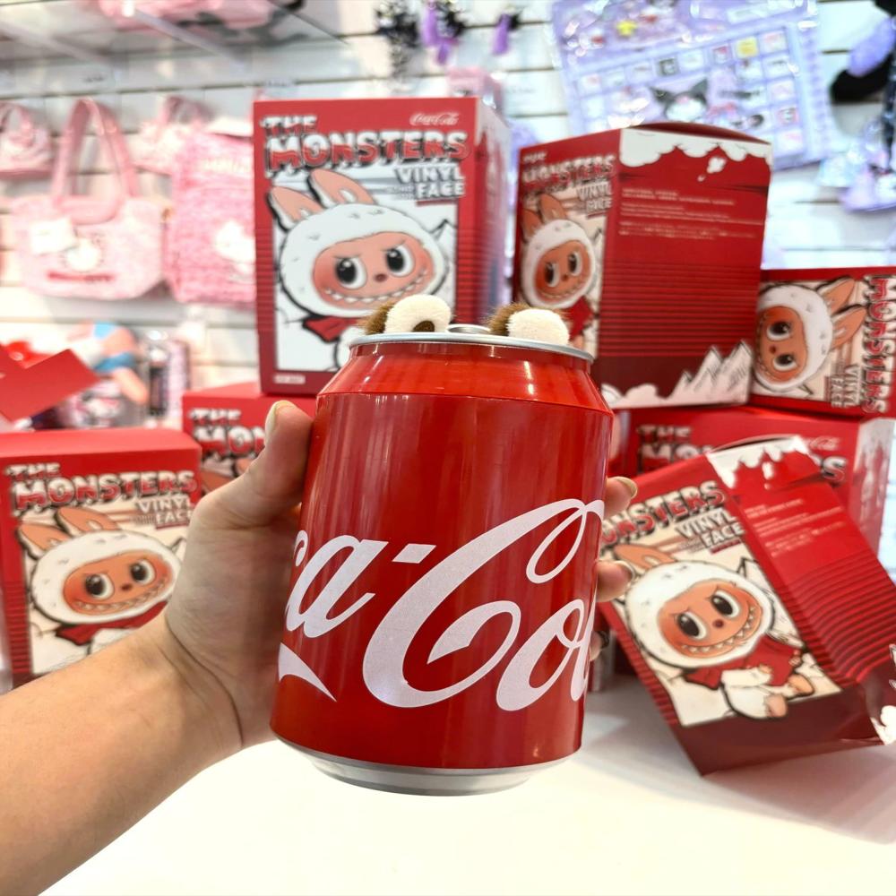 exito.com | Labubu Coca Cola Lata Grande