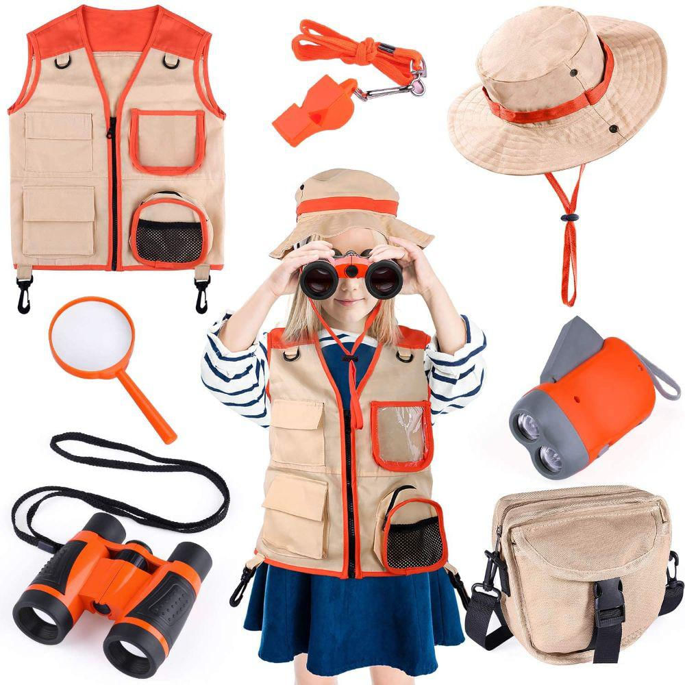 Niño explorador con sombrero de explorador y mochila al aire libre  explorador y aventura con binocular